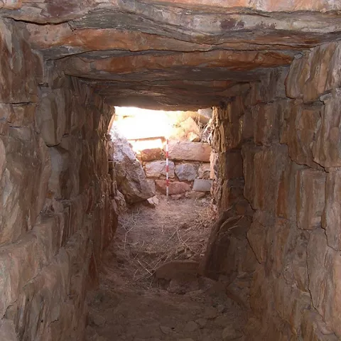 Corredor y ábside del yacimiento Sala de los Moros