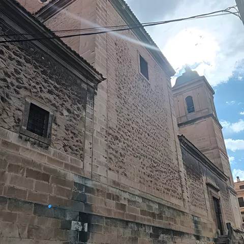 Exterior de la iglesia de Santa Quiteria de Elche de la Sierra