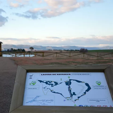 Cartel explicativo en la laguna de Navaseca