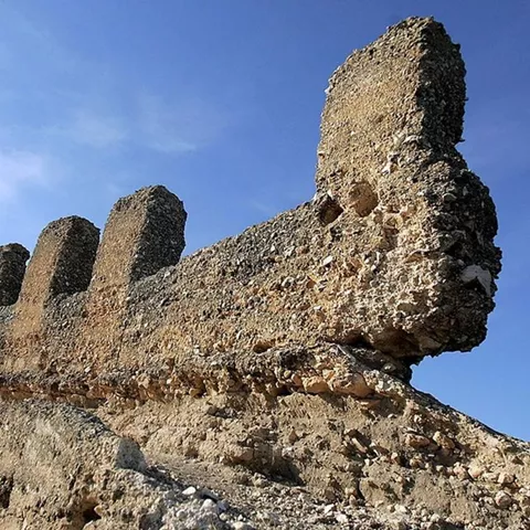 Ruinas de las murallas y castillo de Jorquera