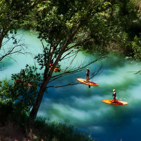 Piraguas en el río Júcar a su paso por Jorquera