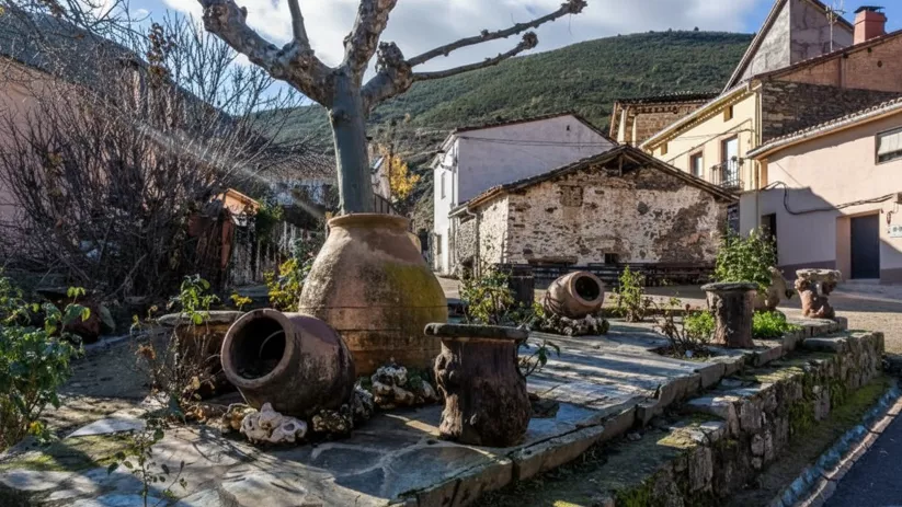 Espacio urbano con elementos decorativos tradicionales
