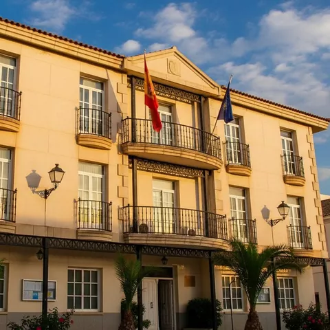 Fachada institucional con balcones y banderas