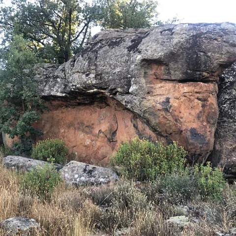 Abrigo rocoso en entorno natural