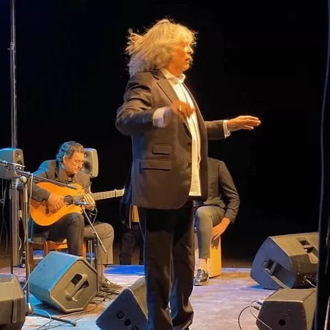 Actuación musical en directo sobre un escenario nocturno