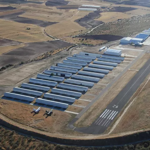 Vista aérea de aeródromo rodeado de paisaje agrícola.