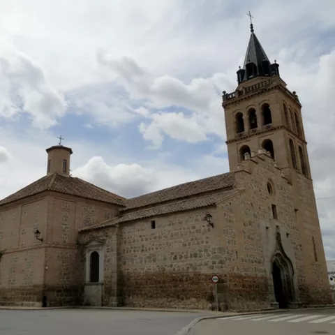 Iglesia de piedra con torre campanario y cielo despejado