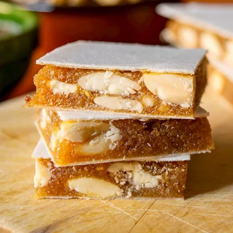 Piezas de dulce tradicional sobre tabla