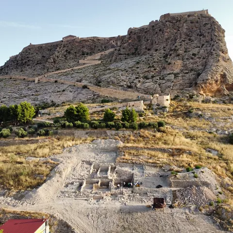 Panorámica de fortificación en lo alto de una colina rocosa