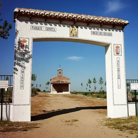 Arco de acceso a parque y ermita en entorno rural