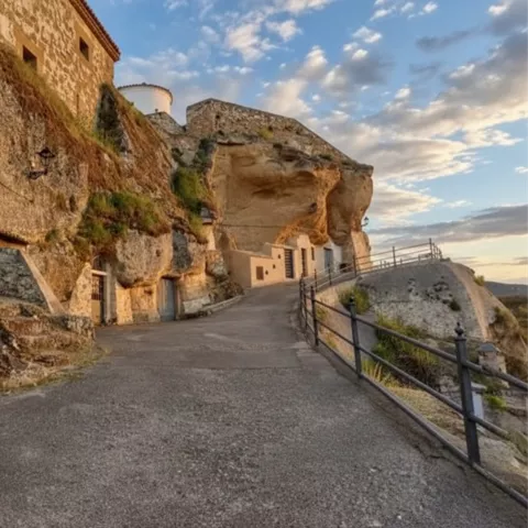 Casas excavadas en roca junto a camino
