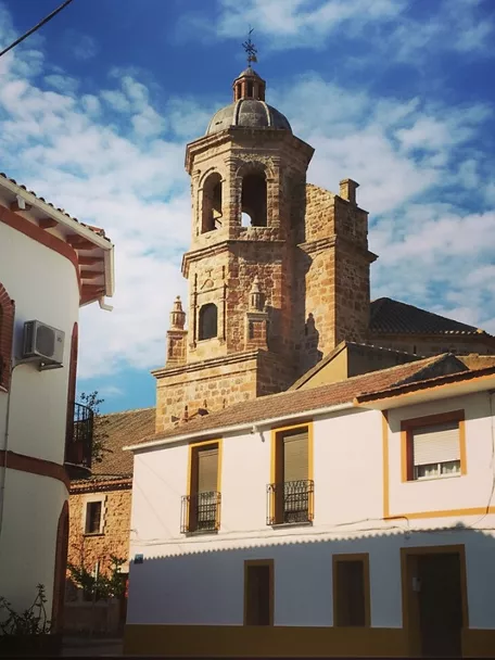Detalle de la torre de la iglesia entre casas tradicionales