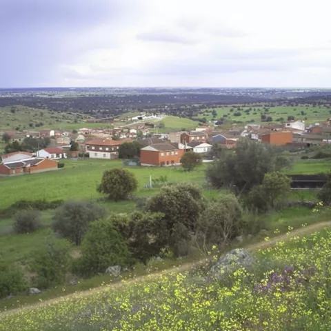Vista panorámica de la localidad entre campos y colinas verdes