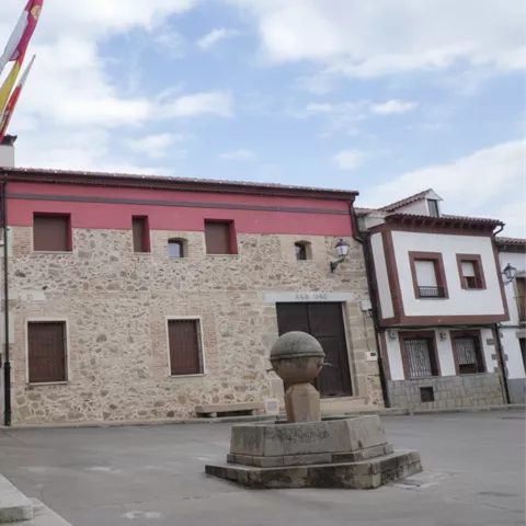 Fuente de piedra en una plaza tradicional
