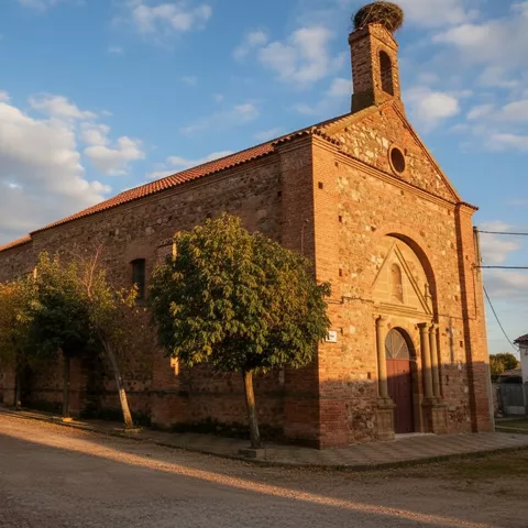 Iglesia de piedra con fachada y campanario
