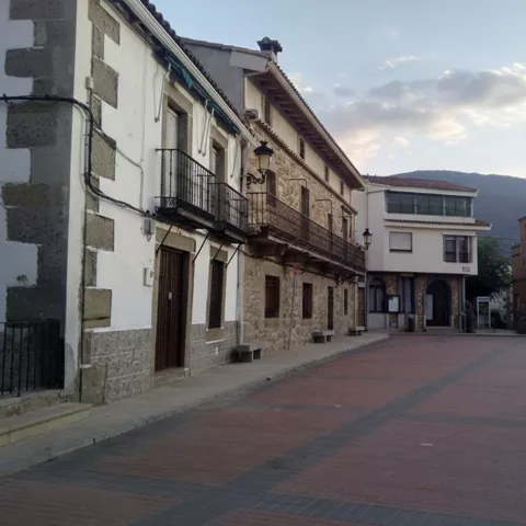 Calle tranquila con fachadas de piedra y viviendas tradicionales