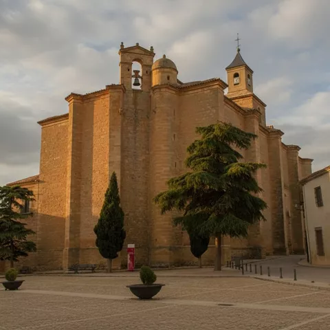 Iglesia monumental en plaza abierta.