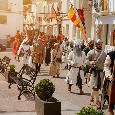 Procesión medieval por calle engalanada