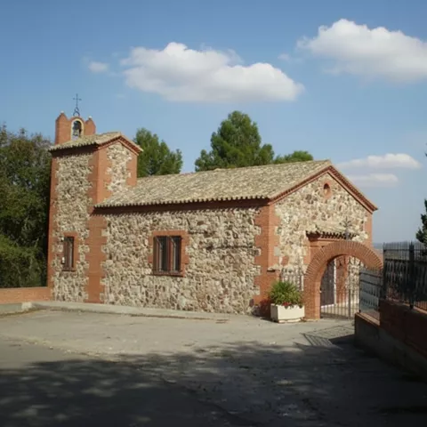 Pequeña ermita de piedra con espadaña y arco de entrada