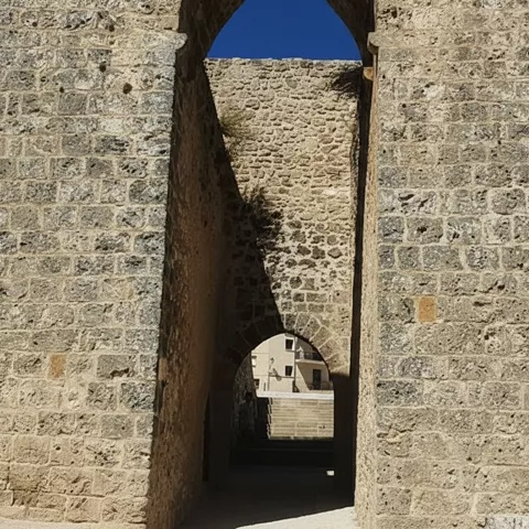 Paso bajo arco de piedra medieval.