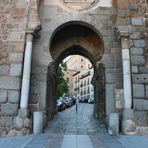 Arco de acceso de la Puerta del Sol de Toledo