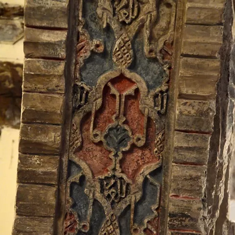 Detalle de arco con yeserías policromadas.