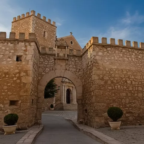 Arco defensivo con iglesia al fondo