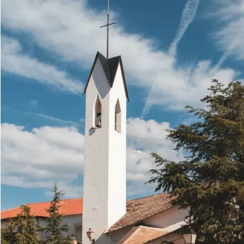 Templo con campanario bajo cielo azul