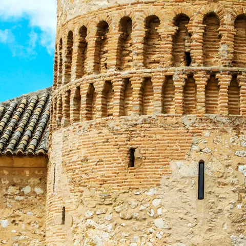 Ábside mudéjar de iglesia de ladrillo
