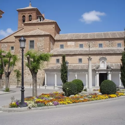 Conjunto religioso de ladrillo visto con torre y pórtico