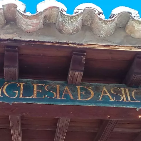 Detalle de cartel antiguo bajo alero