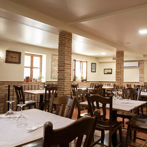 Sala de restaurante con decoración rústica