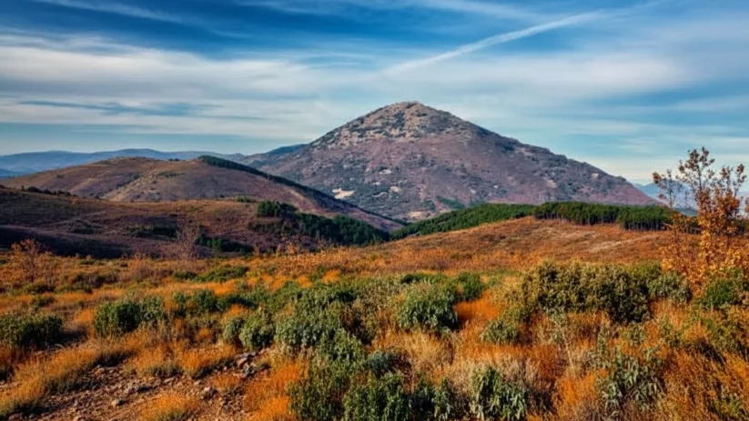 Colina redondeada entre matorral seco y lomas suaves