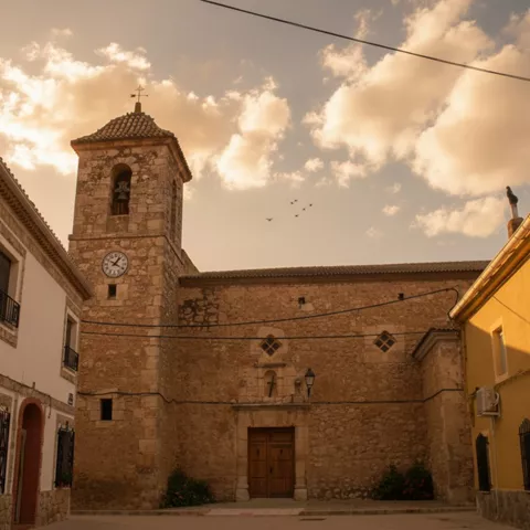 Iglesia de piedra en plaza tranquila