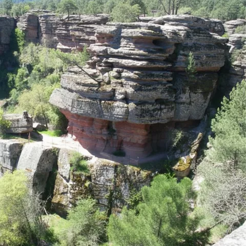 Santuario excavado en la roca sobre el barranco.