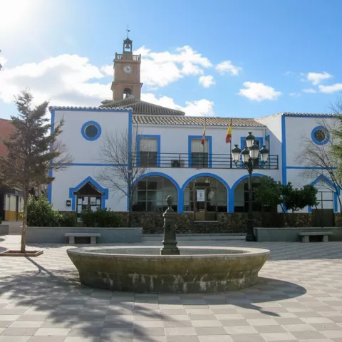 Fachada del ayuntamiento con plaza y fuente
