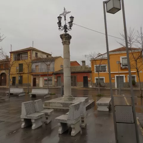 Columna de piedra en una pequeña plaza