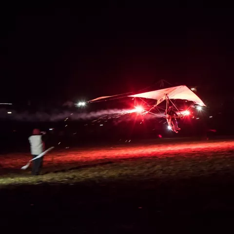 Vuelo nocturno con ala delta iluminada por bengalas