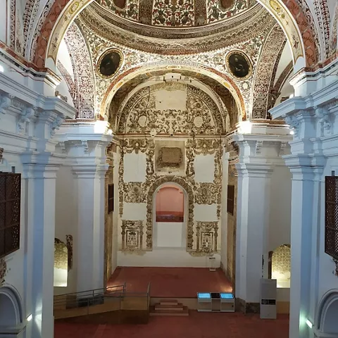 Portada barroca con puerta de madera tallada