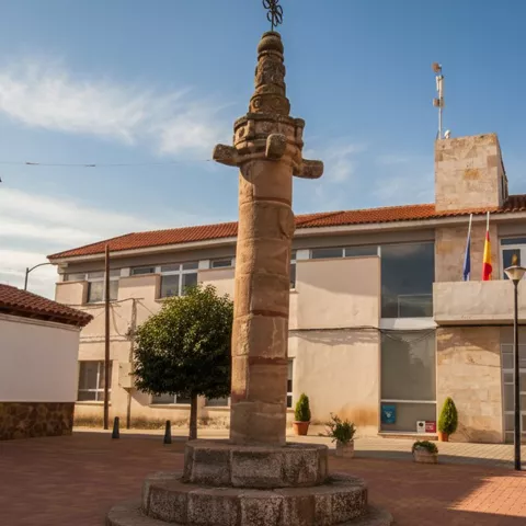 Plaza con rollo de piedra frente al ayuntamiento