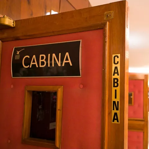 Detalle de puerta interior con rótulo de cabina técnica en madera.