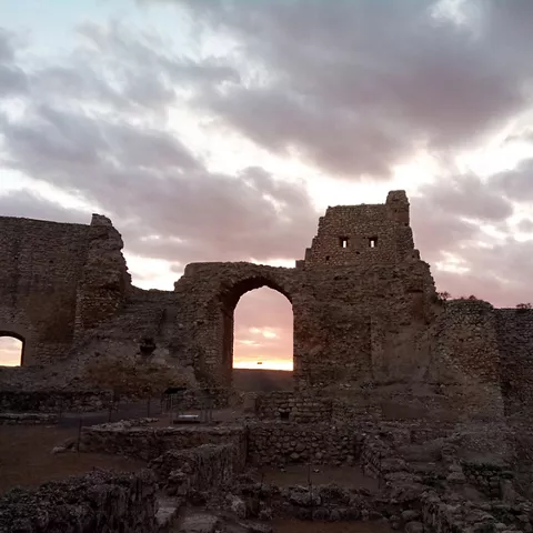 Arco de piedra en ruinas recortado contra el cielo