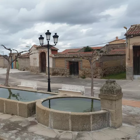 Fuente alargada de piedra en espacio urbano