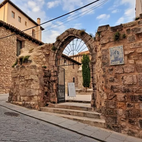 Arco de piedra con acceso a patio histórico