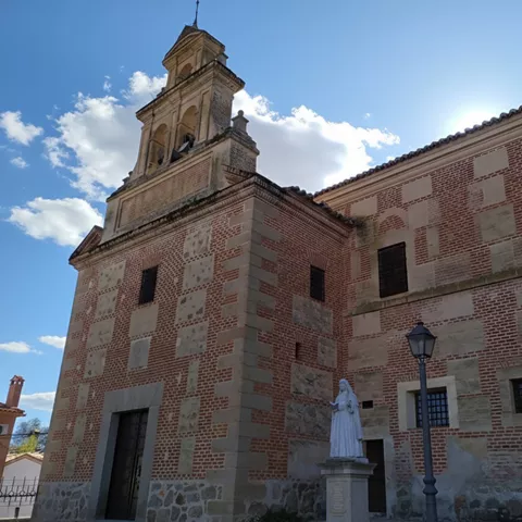 Fachada lateral de iglesia de mampostería y ladrillo