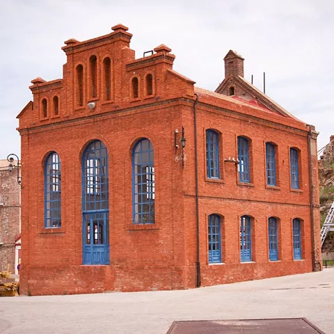 Antiguo edificio minero con castillete metálico