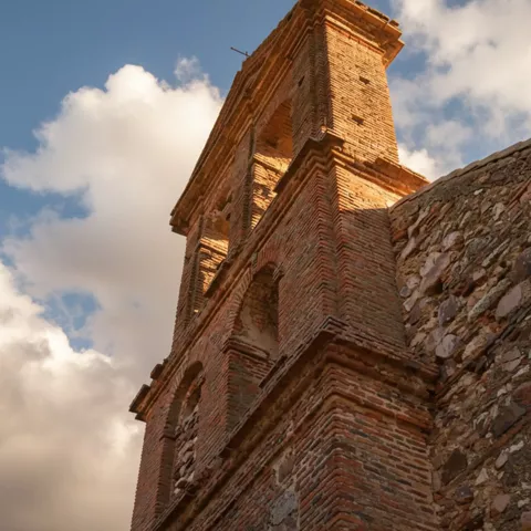 Torre campanario de ladrillo en detalle