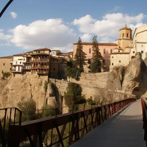 Puente y restos de muralla histórica.