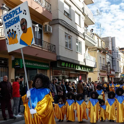 Participantes con trajes llamativos actuando en carnaval