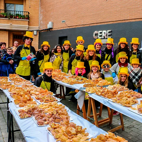 Mesa comunitaria con dulces típicos en celebración festiva